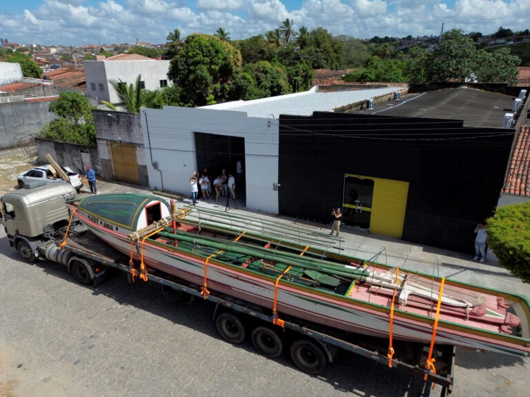 Símbolo do Circuito de Cinema, Canoa de Tolda chega a Penedo para restauração coordenada pela Ufal