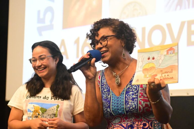 Azul Índigo ilumina a noite no Cine Penedo